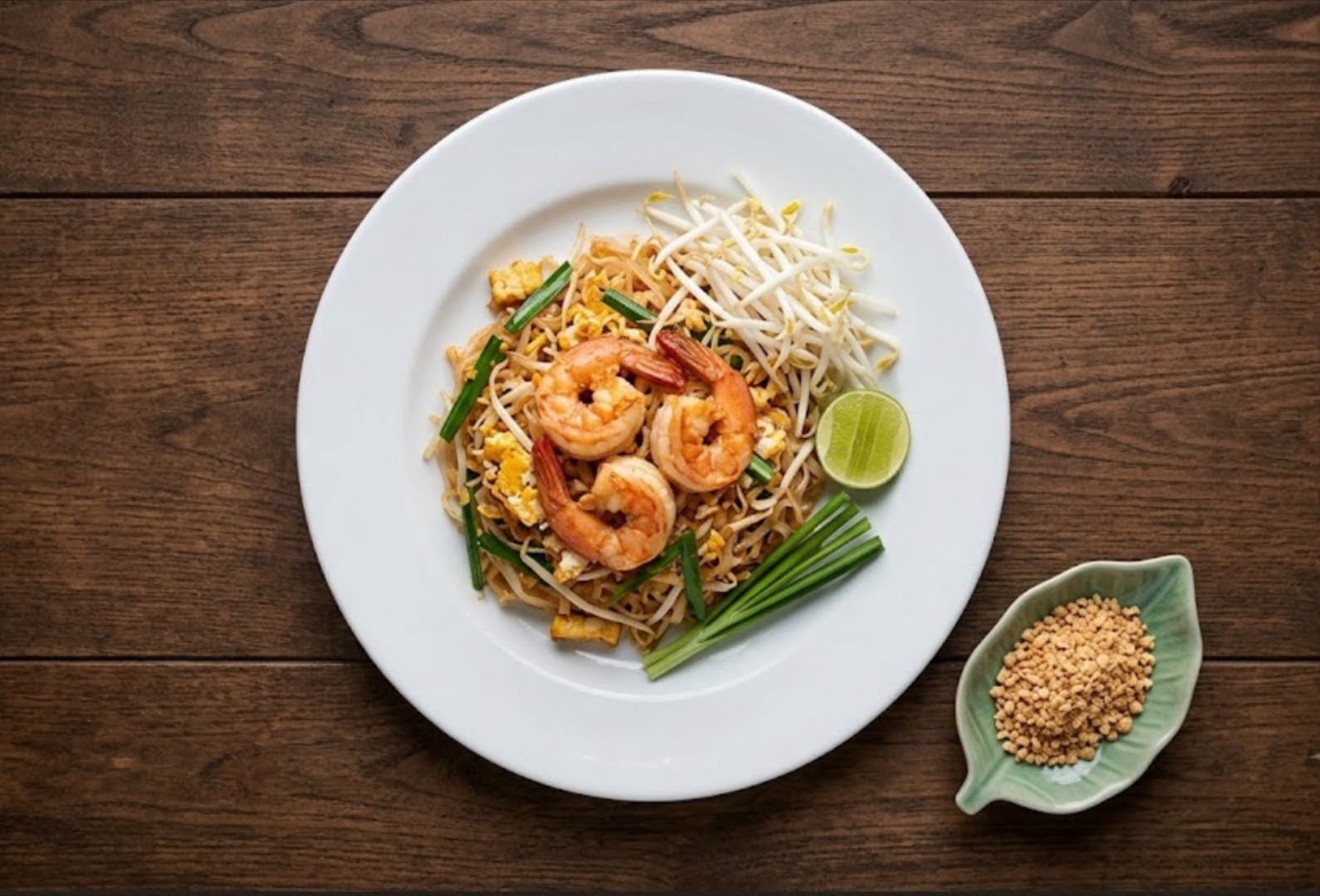 Pad Thai með rækjum, baunaspírum og límónu